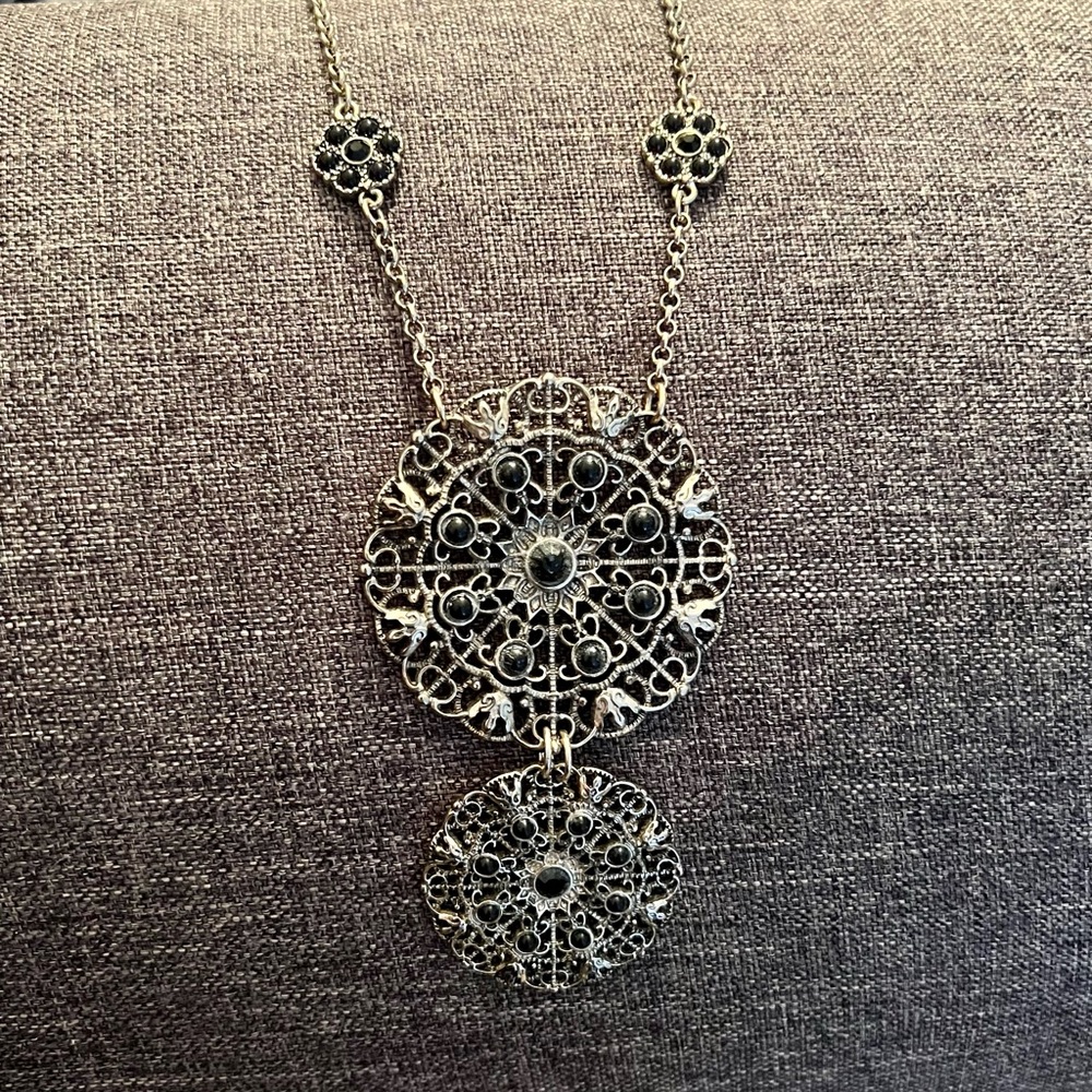 Costume jewelry. Silver and black necklace